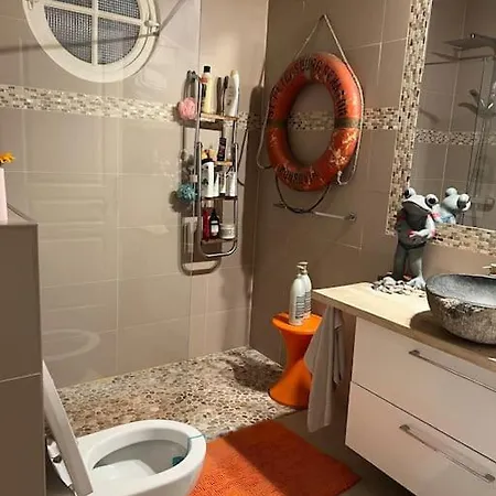 Spacious With Kingsize Bed Apt In The 16eme *