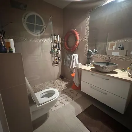 Spacious With Kingsize Bed Apt In The 16eme Paris